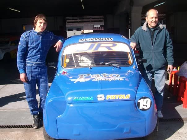 Auto de carreras del equipo en competencia