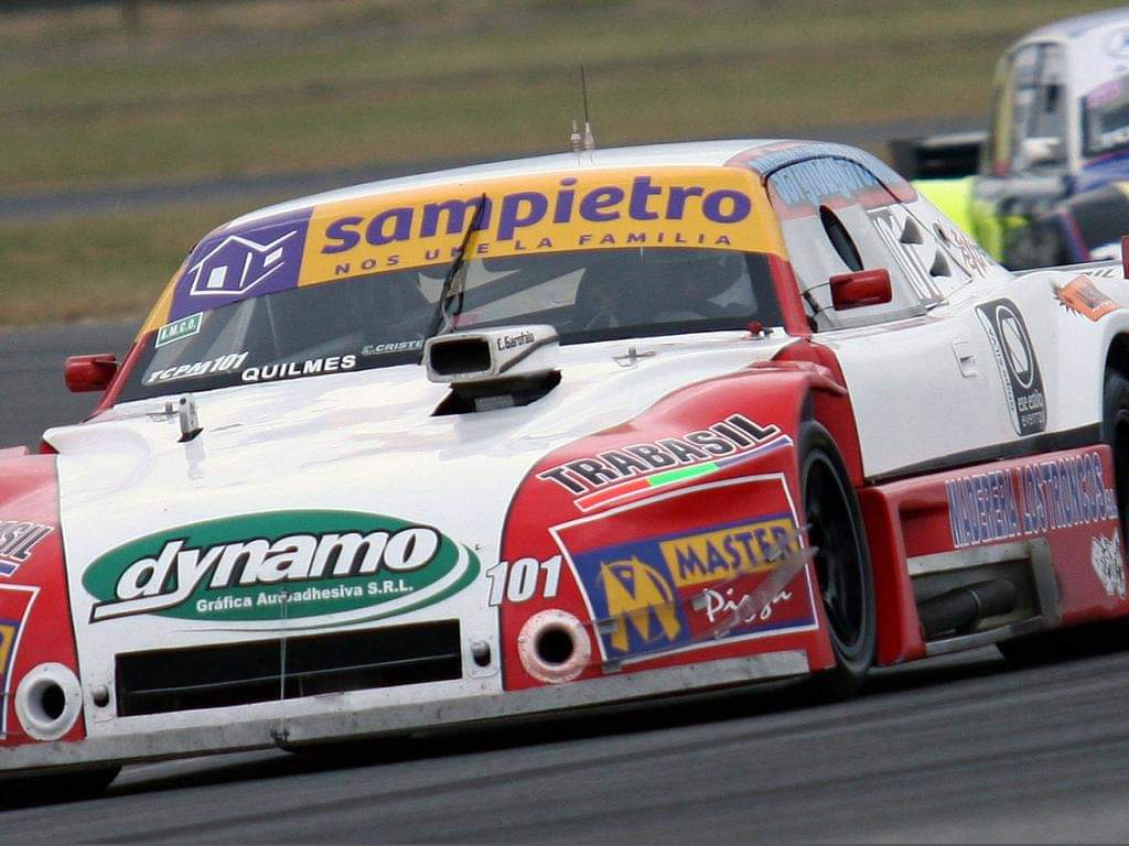 Máximo Jr. junto a Fabio Máximo con el auto de carreras