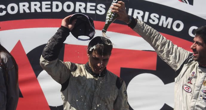 Festejo en el podio de carreras